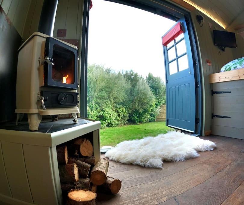 Romantic Retreat - Luxury Shepherds Hut + Hot Tub! Camborne Exterior foto
